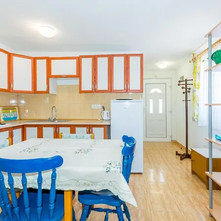 Apartment Cozy Emina Near The Sea *