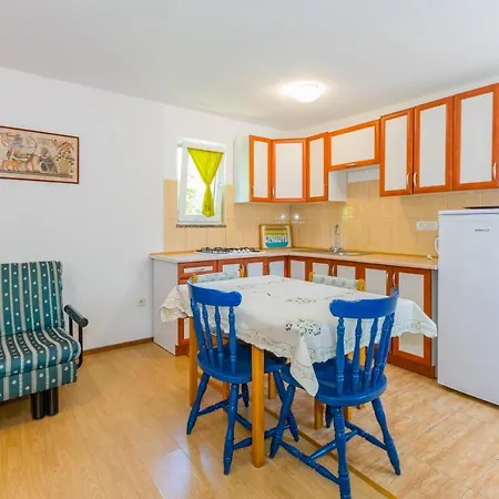 Cozy Emina Near The Sea Apartman