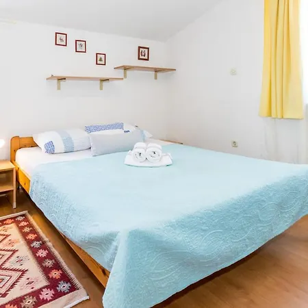 Cozy Emina Near The Sea Apartman