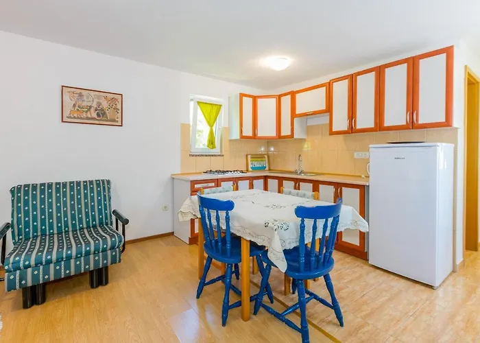 Cozy Emina Near The Sea Apartman